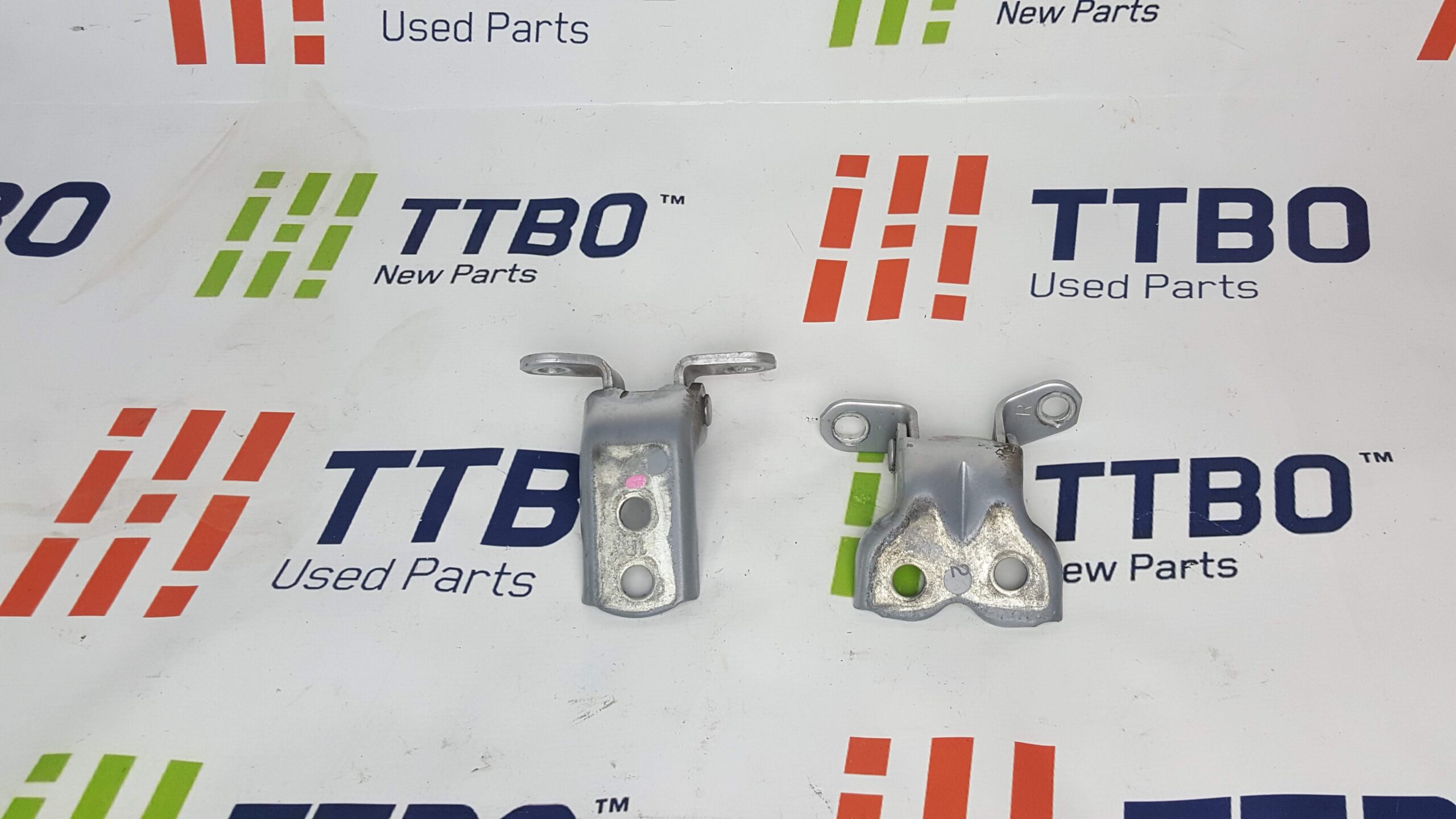 XP10 VITZ FRONT DOOR HINGE SET, RIGHT